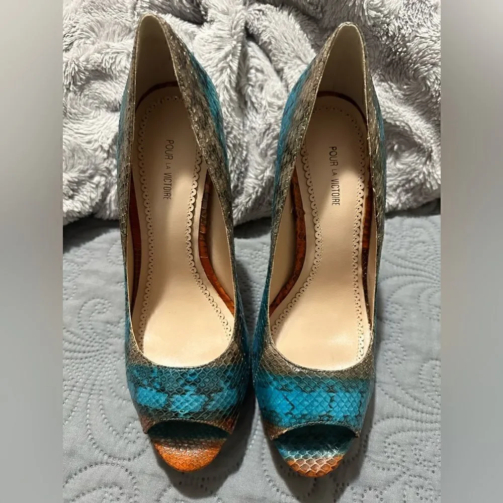 Pour La Victoire Snakeskin Peep-Toe Platform Heels – Size 8.5